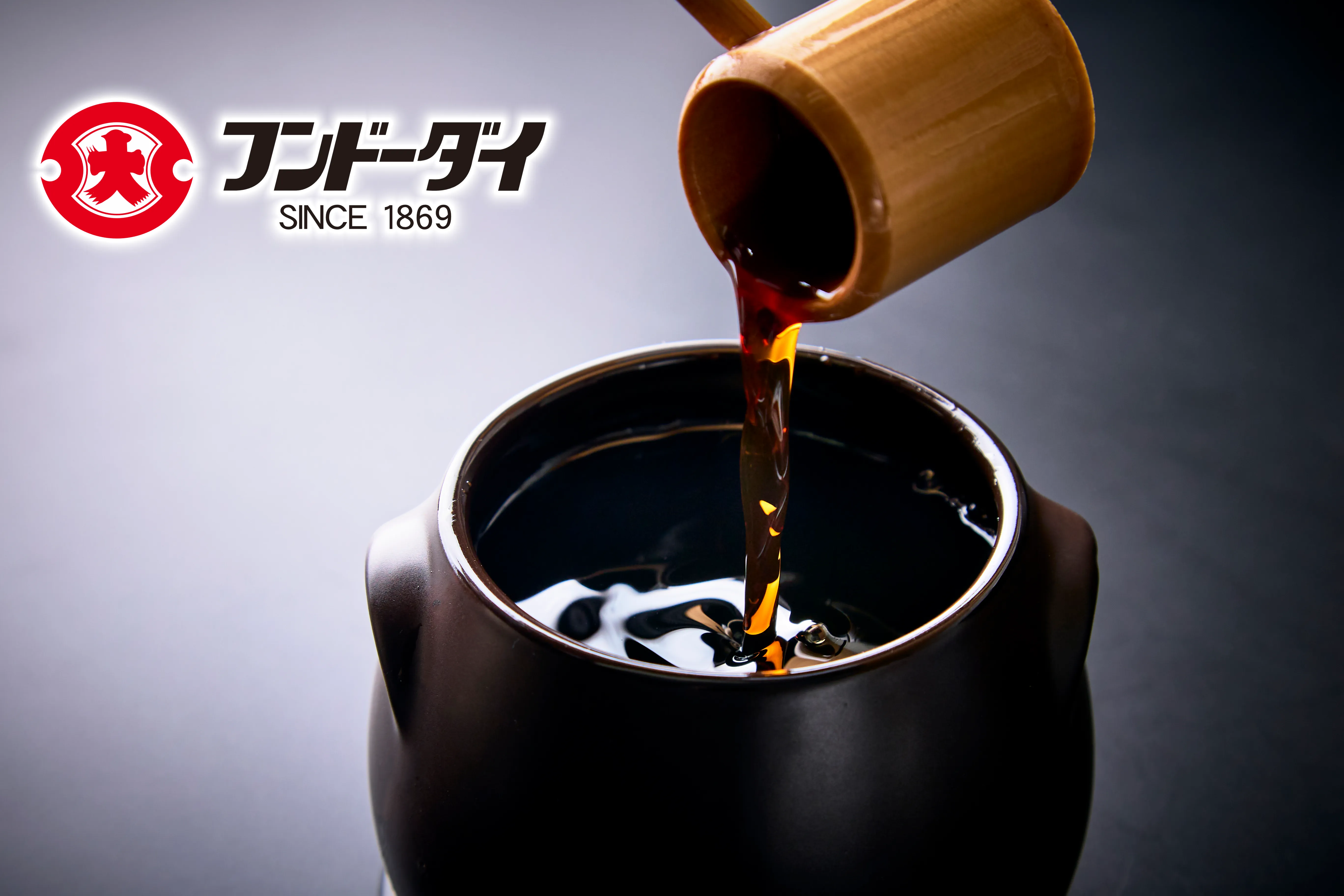 こだわりの秘伝ダレを調合する様子 - からあげ日和