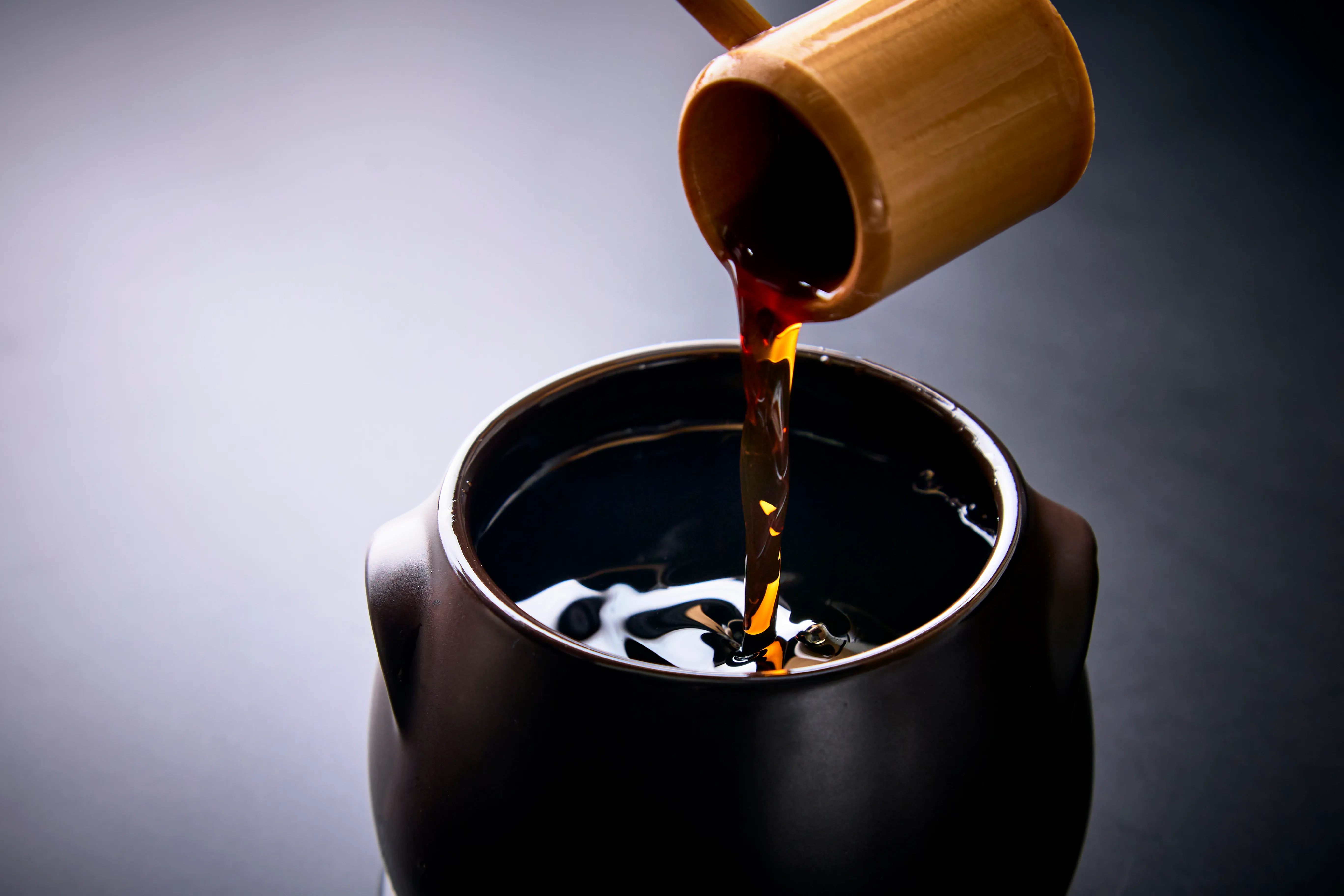 こだわりの秘伝ダレを調合する様子 - からあげ日和